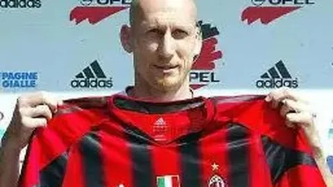 “申花赛季黯然夜，生日庆功变苦战，一役败北映尽悲歌”